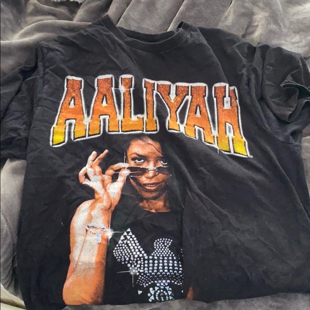 Black graphic tee (needa iron but perf condition)